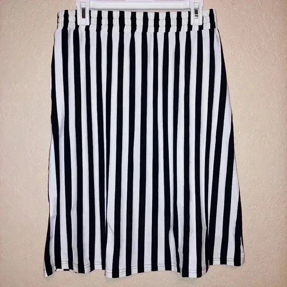 Tickled Teal Black and white striped skirt Size Large - Picture 2 of 5